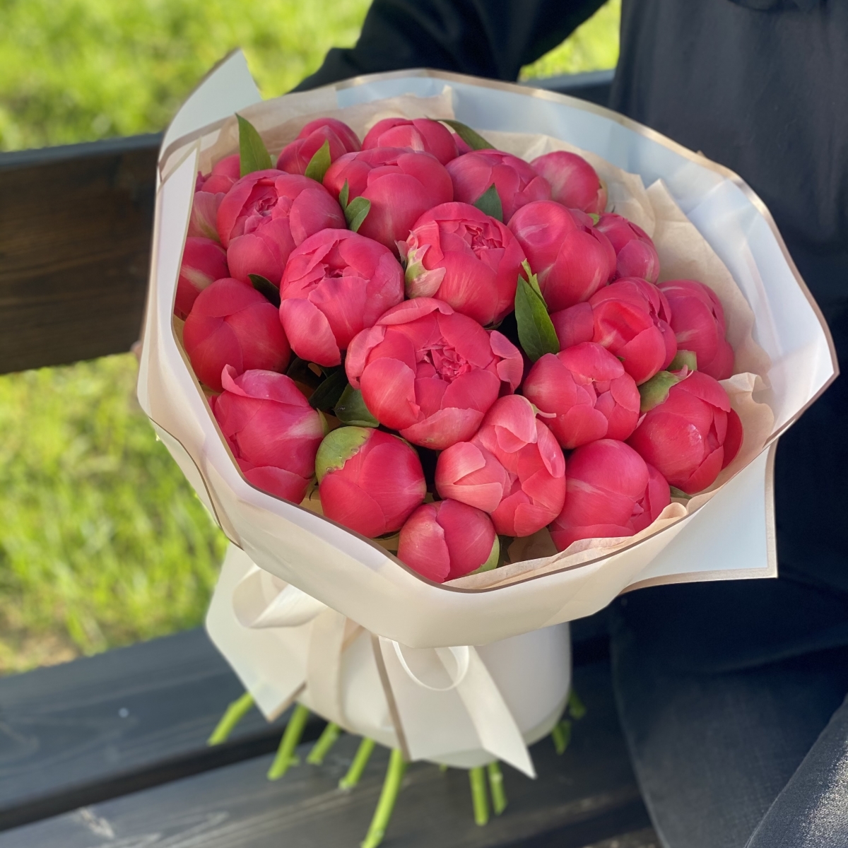 Букет Коралл Шарм из 25 пионов