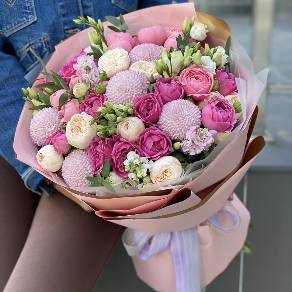 Букет из пионовидных кустовых роз, маттиолы, эустомы и шариков хризантемы Ноана