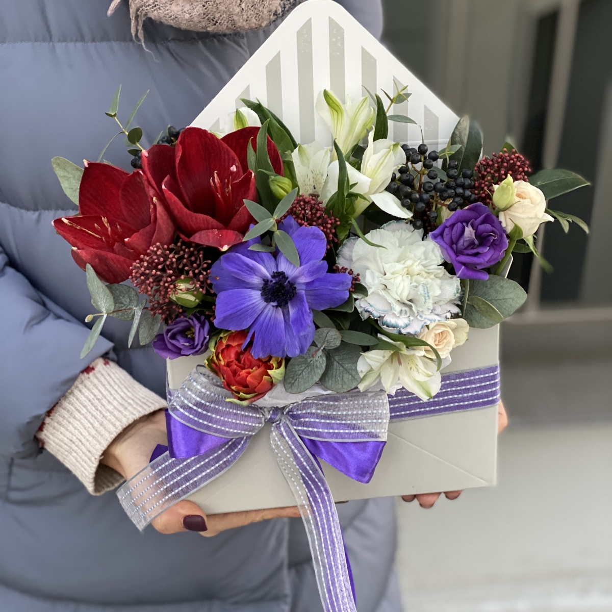 Конверт из амариллиса, анемона, диантуса и скиммии Сказочный риф