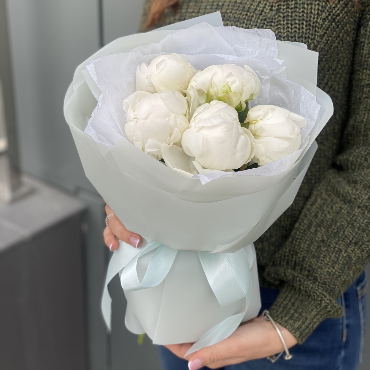 Букет Белое лето из 5 белых пионов