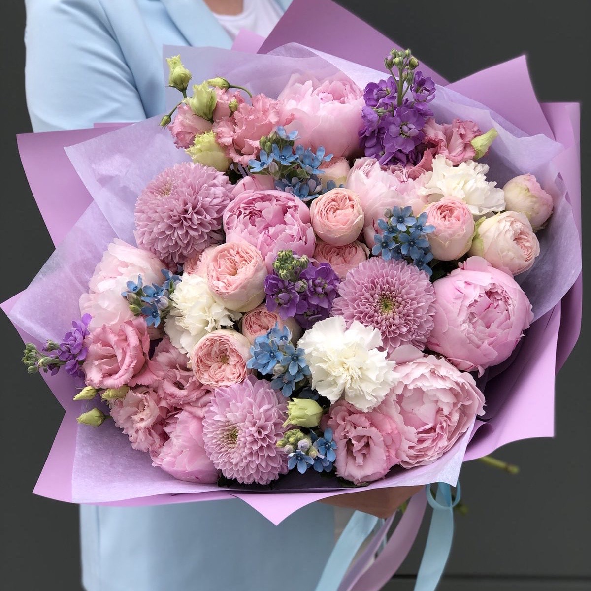 Букет из пионов, маттиолы, пионовидной кустовой розы и эустомы Беатрис