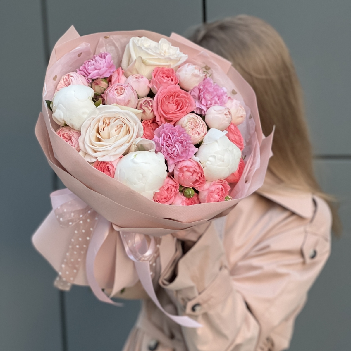 Букет Глория из пионов, кустовых роз фемке, мэнсфилд парк, охары и диантуса