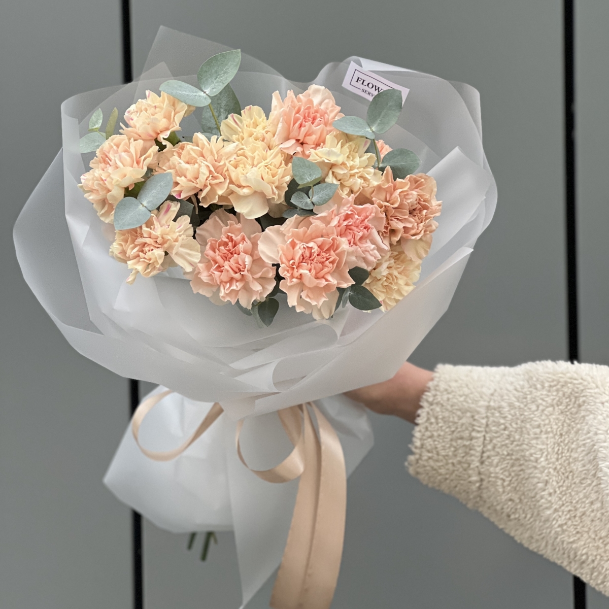 Букет Брют из 15 диантусов и эвкалипта