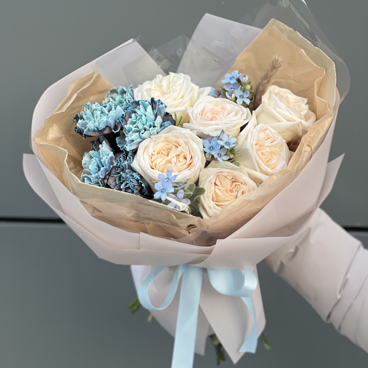 Букет Белиссимо из роз сорта Ohara, оксипеталума и диантуса