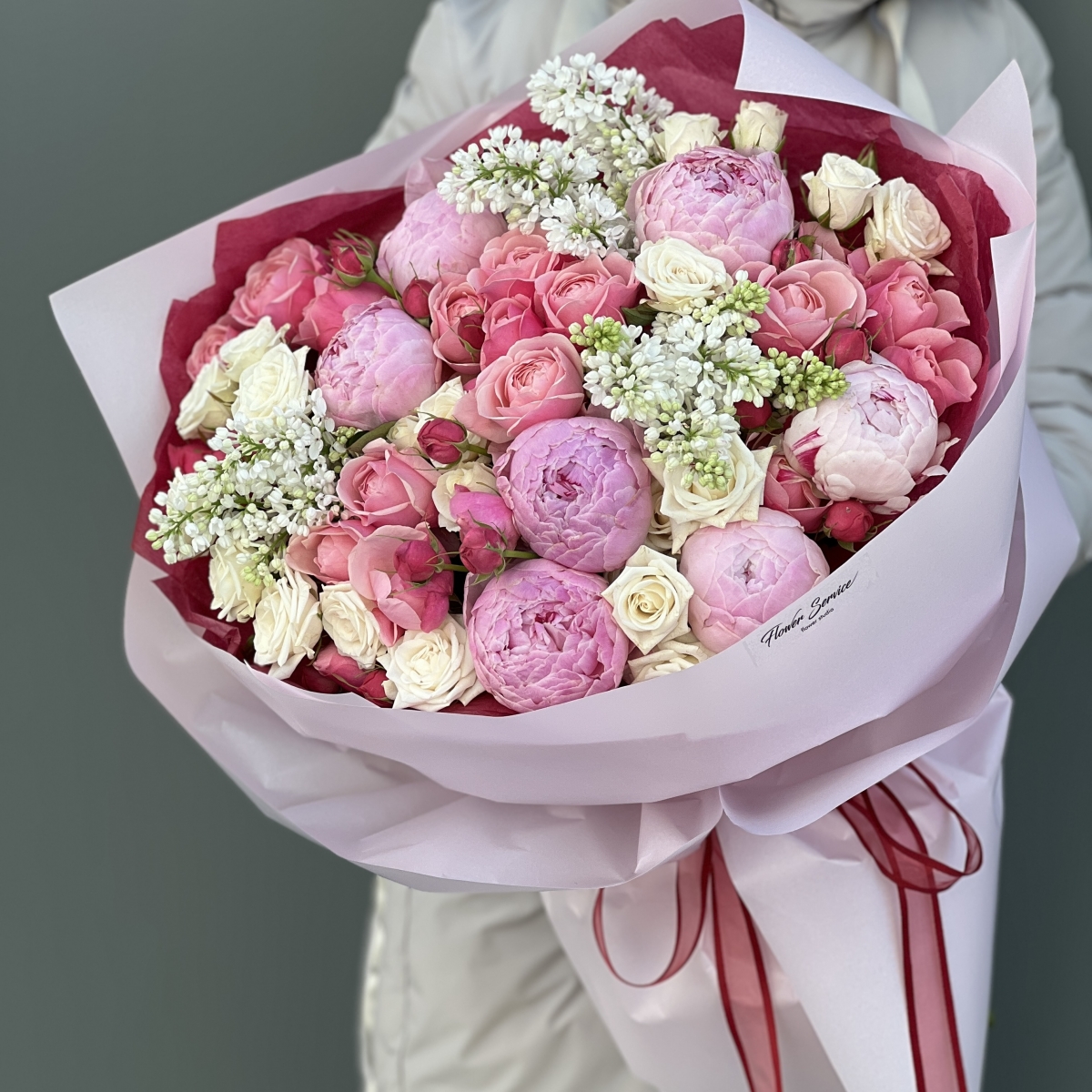 Букет Французский Поцелуй из пионов, сирени, кустовых пионовидных роз