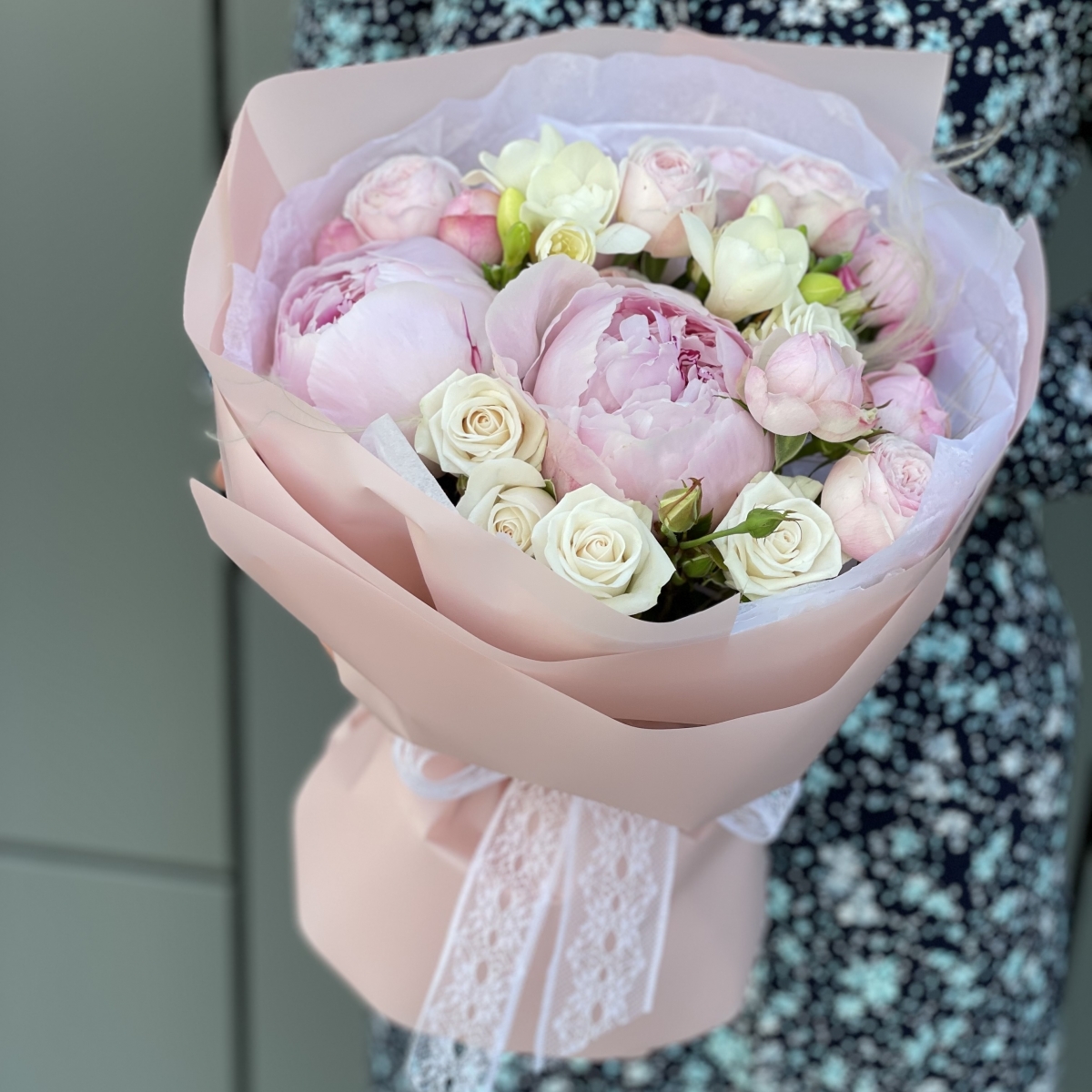 Букет Версаль из пионов, фрезии и роз