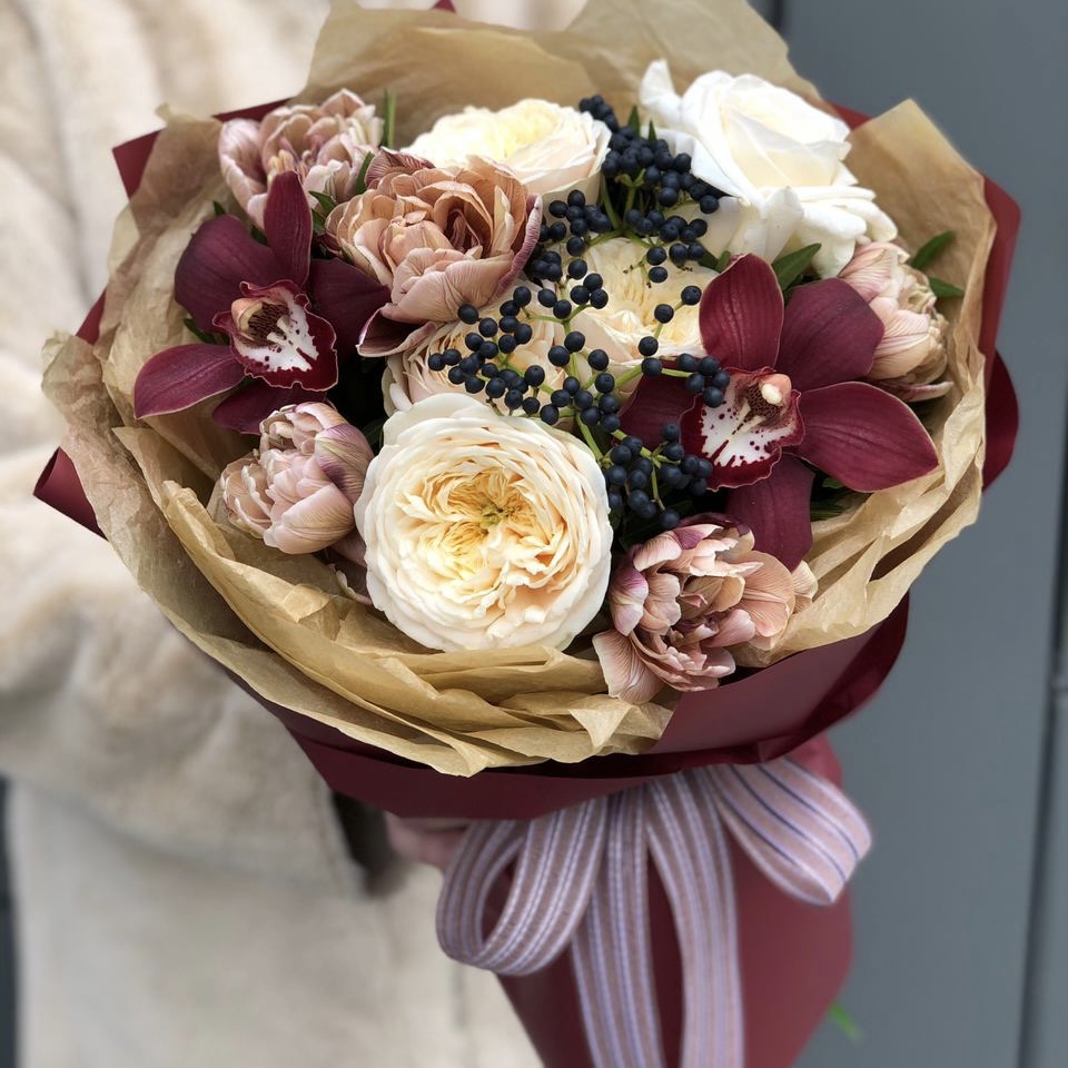 Букет из пионовидных роз, цветков орхидеи и тюльпанов Цветочный мильфей