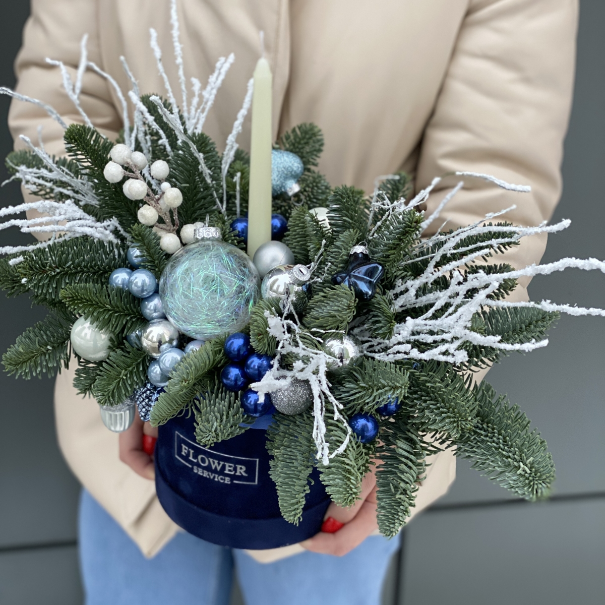 Коробка бархатная Синий иней из нобилиса, декора и белых веточек