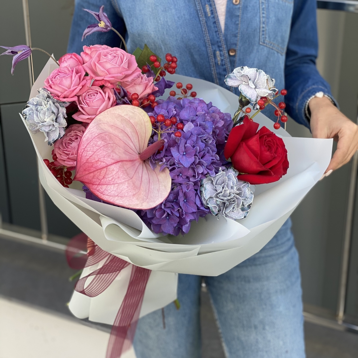 Букет Энзо из клематиса, гортензии, антириума, вибурнума, роз и дианиуса