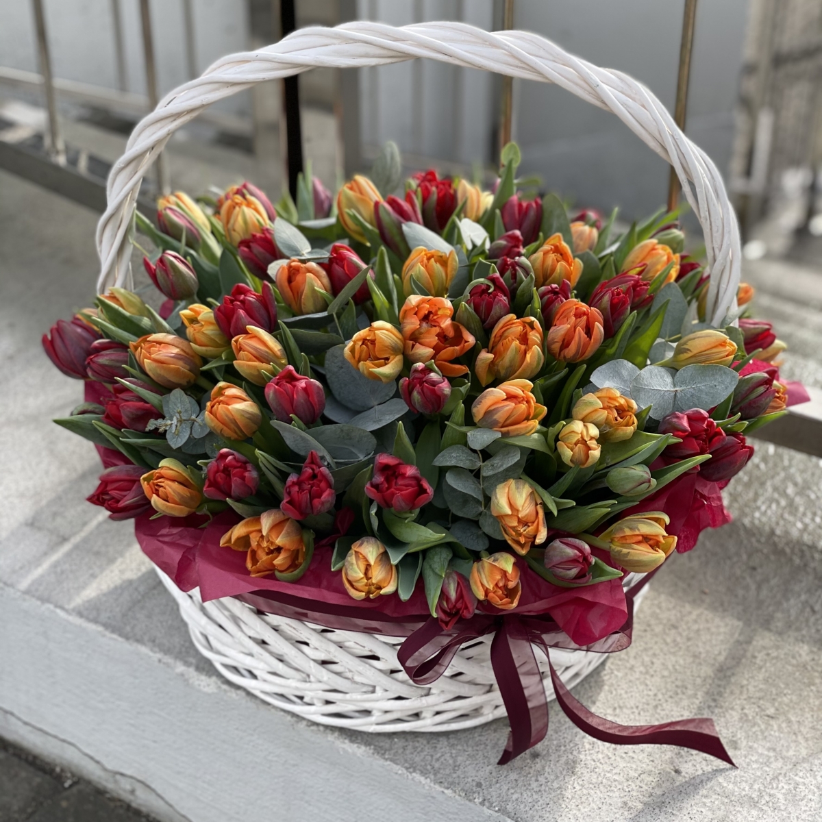 Корзина Испанский танец из пионовидных тюльпанв
