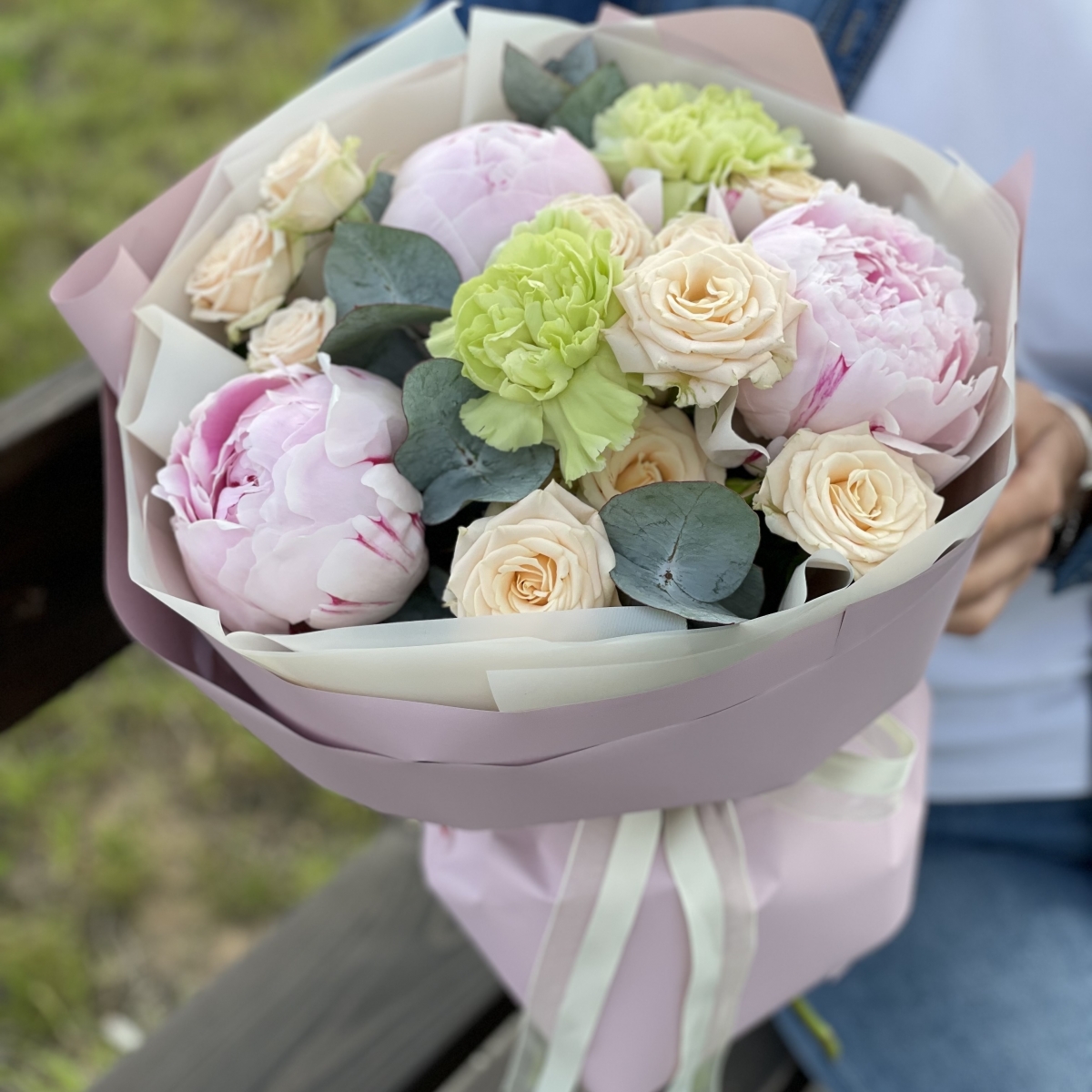 Букет Нежность пиона из пионов, кустовой розы и диантуса