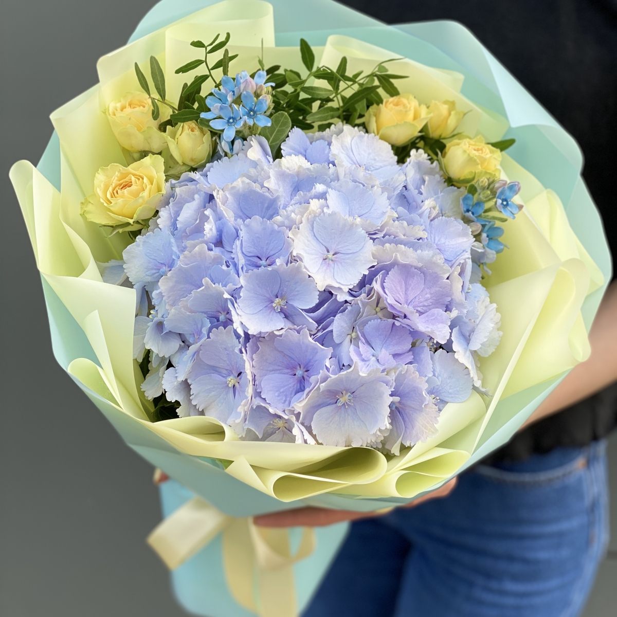 Букет Оливия из гортензии, кустовой розы и оксипеталума