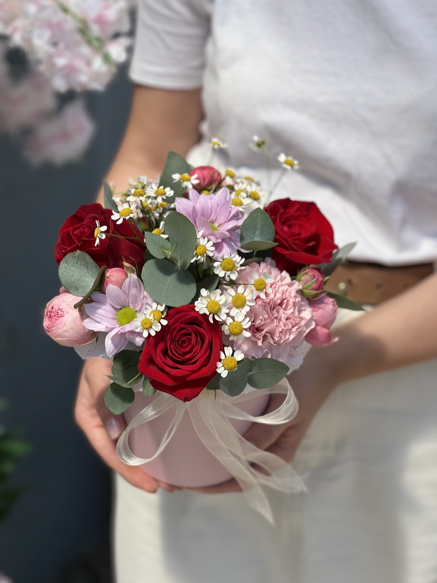 Коробка Медина из кустовых пионовидных роз, оксипеталума и диантуса