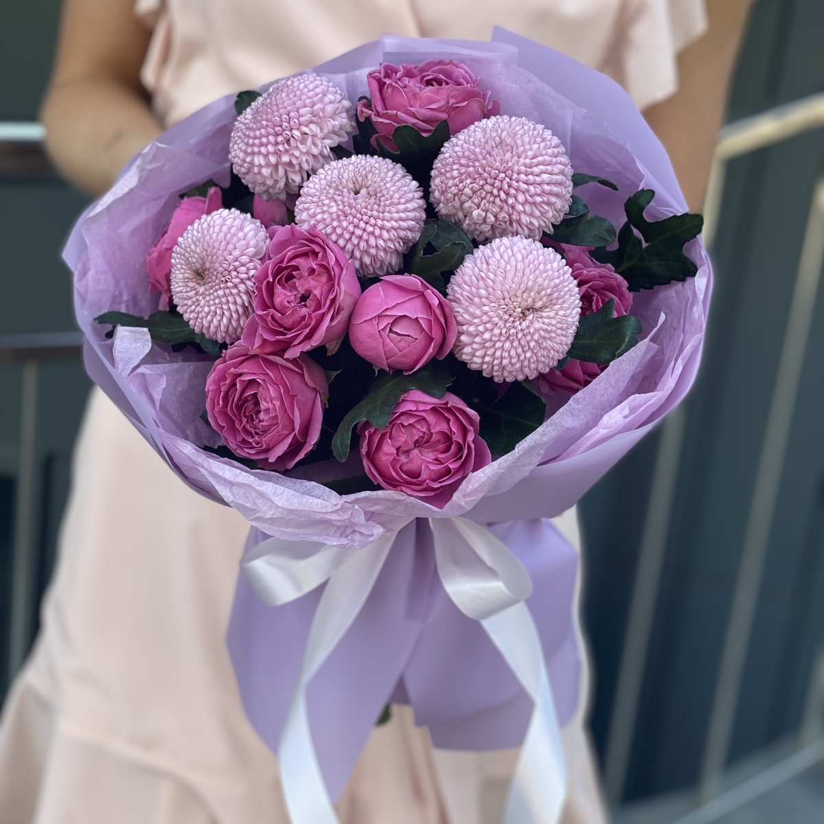 Букет Летнее Прикосновение из пионовидной розы и хризантемы момоко