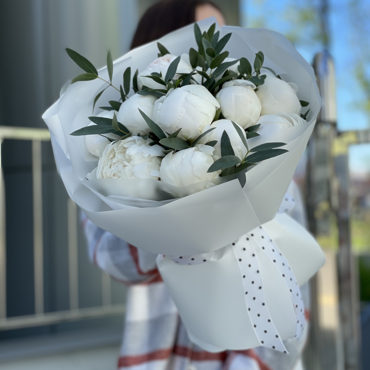 Букет Ice Cream из 11 белых пионов и эвкалипта