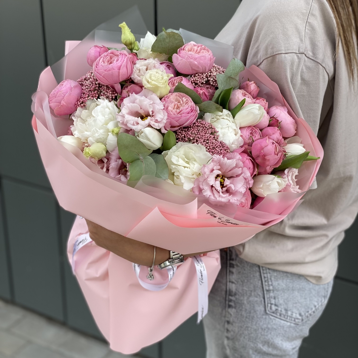 Букет Розовые мечты из пионов, тюльпанов и пионовидной кустовой розы