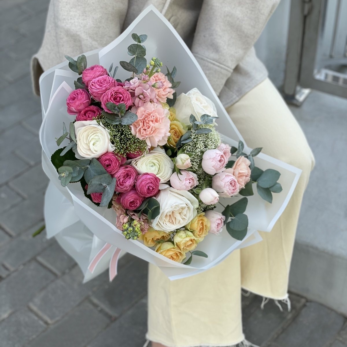 Букет Керри из роз, ранункулюсов, маттиолы и диантуса