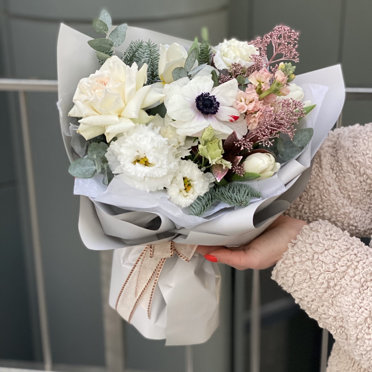 Букет из анемона, эустомы, скиммии и тюльпанов Снежный барс