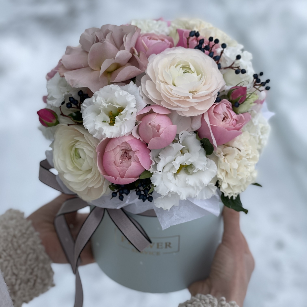 Коробка Формула любви из ранункулюсов, вибурнума и роз