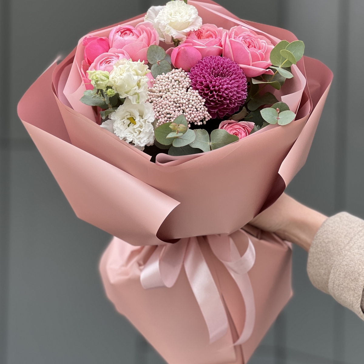 Букет Джелатто из пионовидной розы, эустомы, озотамнуса и хризантемы густав