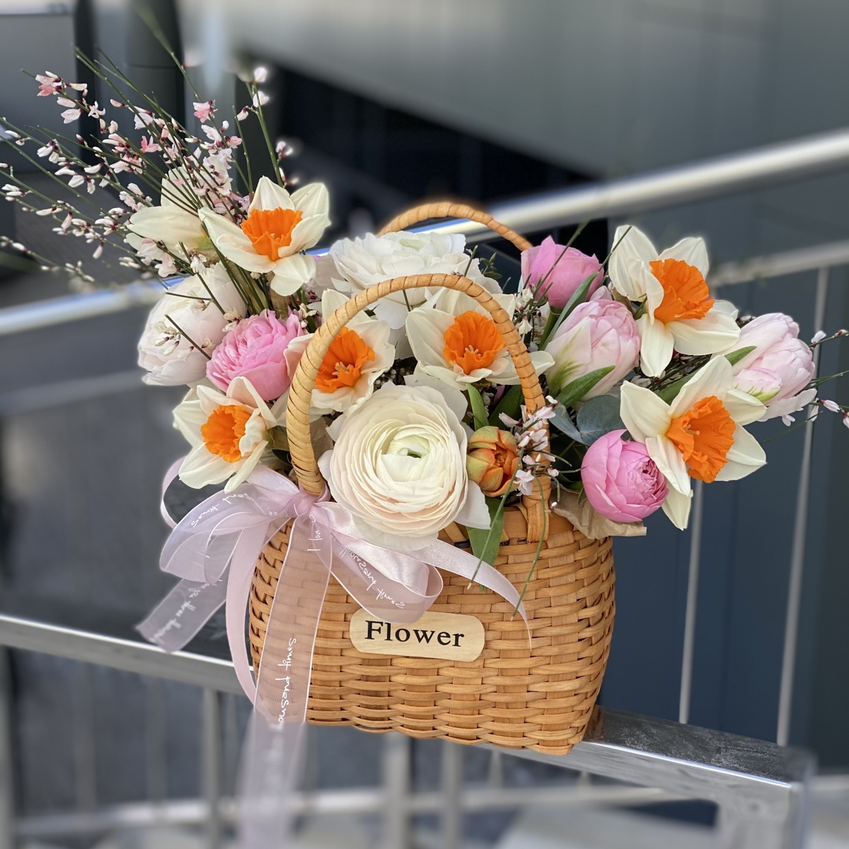 Корзина Дыхание Весны из нарциссов, генисты, ранункулюсов и пионовидных тюльпанов